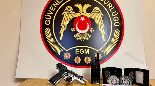 Polis süsü verip silahla poz vermişti: Sosyal medya operasyonuyla yakalandı