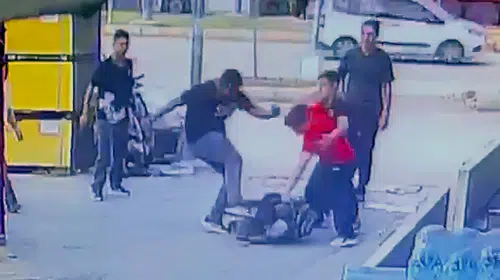 Adana'da dehşet anları: Sokak ortasında akran şiddeti kamerada