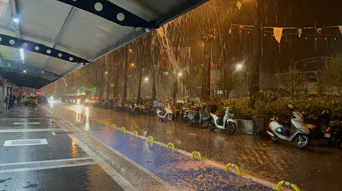 Marmaris'te aniden bastıran yağış günlük yaşamı felç etti