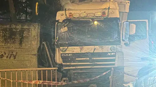 Arnavutköy'de korkutan kaza: TIR durağı yerle bir etti