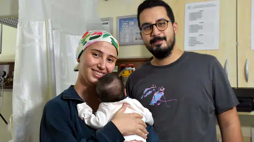 Kanser teşhisi dünyasını başına yıktı ama o bebeğiyle hayata tutundu