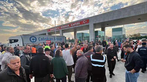 Hamzabeyli'de TIR trafiği durdu: Şoförlerden vize ve geçiş belgesi isyanı