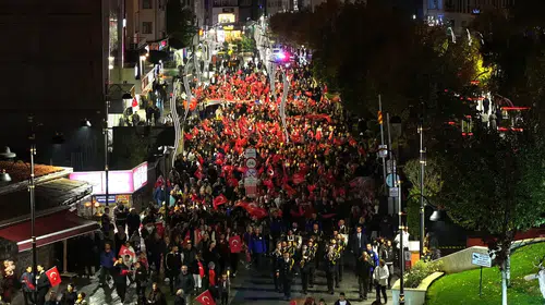 Bolu sokakları Cumhuriyet ışığıyla aydınlandı