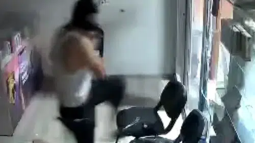 İskenderun'da kaldırım taşıyla dehşet saçan hırsız yakayı ele verdi