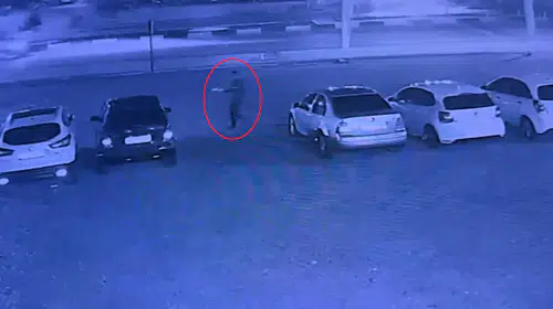 Antalya'da dehşet anları: Galeri önündeki araçları benzinle yaktı