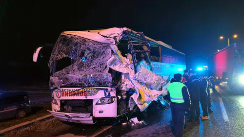 Edirne'de gece yarısı dehşeti: Tur otobüsü TIR'a çarptı