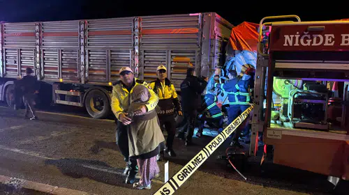 Niğde'de trafik dehşeti: Kamyonet sürücüsü hurdaya dönen araçta yaşam mücadelesi veriyor