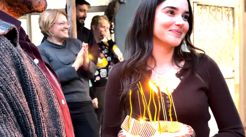 Haysiyet setinde kutlama heyecanı: Aybüke Yılmaz yeni yaşını rol arkadaşlarıyla karşıladı