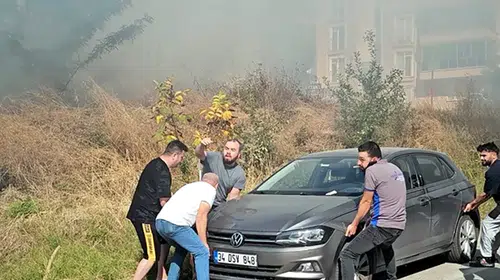 Edirne'de korkutan yangın: Vatandaşlar alevlerin arasındaki aracı kurtarmak için yarıştı