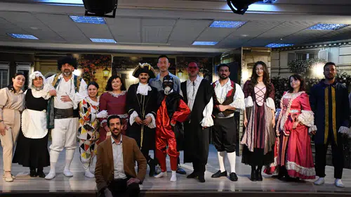 Amatör tiyatrocuların sahne ışıkları köy okulunu aydınlattı