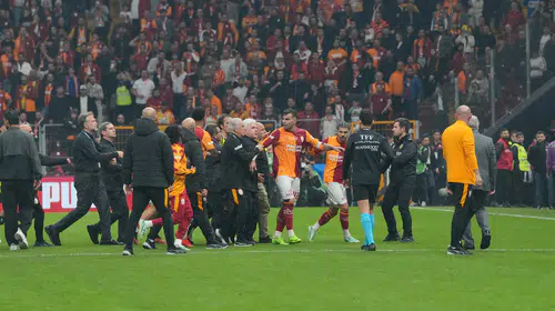 RAMS Park'ta derbi gerilimi: Maç bitti, saha savaş alanına döndü