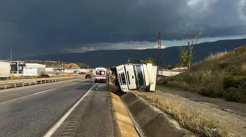 Kastamonu'da dehşet anları: Kamyonun devrildiği kaza güvenlik kamerasında
