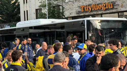 Dev derbi öncesi Kadıköy'den konvoy çıktı: Sarı-lacivertli taraftarlar Rams Park yolunda