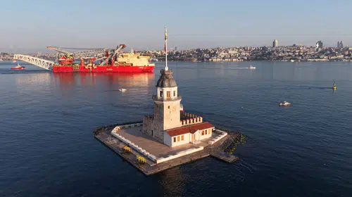 Dev boru döşeme gemisi JSD6000 İstanbul Boğazı'nda: Trafik geçici olarak durduruldu