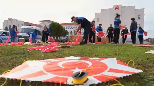Bolu semalarında Cumhuriyet coşkusu: 103 uçurtma aynı anda havalandı
