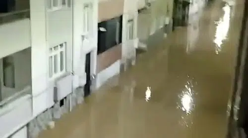 Biga'da sağanak hayatı felç etti: Sokaklar göle döndü, vatandaş oltasını kaptı