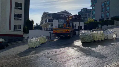 Bursa'da tehlikeli kaza: Kamyondan yola saçılan asit paniğe yol açtı