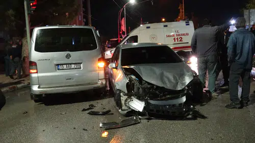 Burdur'da öğrenci servisi kazası: 12 çocuk hastaneye kaldırıldı