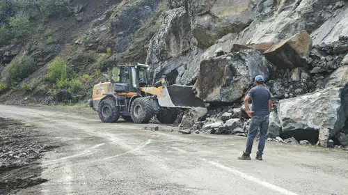Şavşat'ta ulaşım durdu: Heyelan köy yolunu trafiğe kapattı
