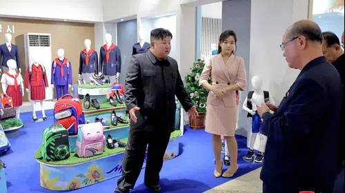 Kim Jong-un eşi ve kızıyla sergiye katıldı