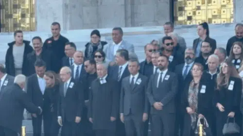 Özgür Özel ve Kılıçdaroğlu cenazede bir araya geldi: Arınç ikilinin arasında yer aldı