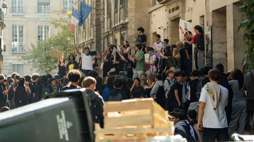 Fransa'da 30 bin lise öğrencisi haftalarca yüz yüze eğitim alamayacak