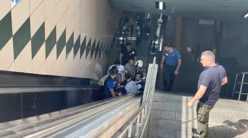 Metro istasyonunda korku dolu anlar: Görme engelli genç raylara düştü