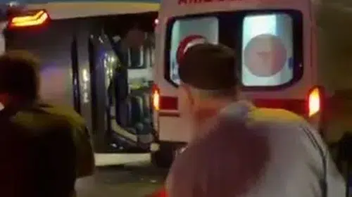 Yağış yine kaza getirdi: Havalimanı servisi devrildi, 18 yaralı