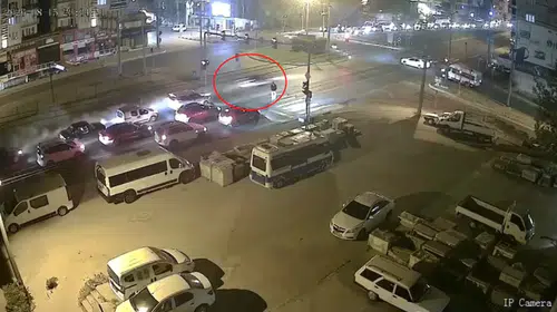Orhangazi’de üç araçlık kaza kamerada: 5 kişi yaralandı