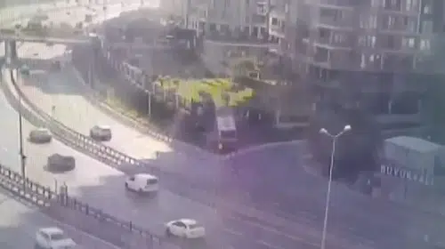 Zeytinburnu'nda feci kaza: İETT otobüsü duvara saplandı, 2 ölü 16 yaralı