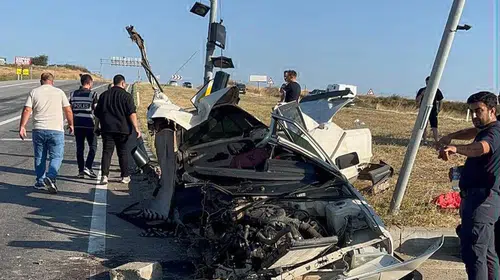 İkiye bölünen otomobilden sağ kurtuldu