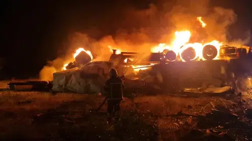 Alaca'da TIR devrildi, alevler kısa sürede sardı: Sürücü kazayı yara almadan atlattı