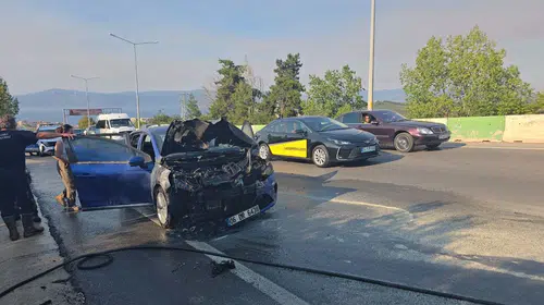 Mudanya'da alev topuna dönen otomobil zeytinliğe sıçramadan söndürüldü