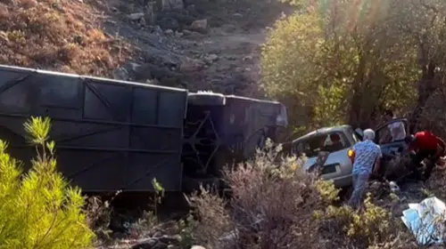 Menderes'te feci kaza: Midibüs ile otomobil çarpıştı, 2 kişi hayatını kaybetti