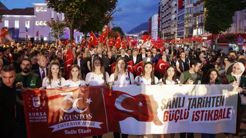 Bursa'da Zafer Coşkusu: Binlerce Vatandaş Bayraklarla Yürüdü, Elif Buse Doğan Konseriyle Taçlandı