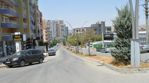 Kavurucu sıcaklar yaşamı durma noktasına getirdi: Mardin'de termometreler 44 dereceyi gösterdi