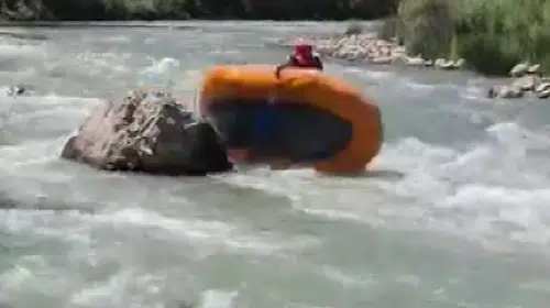 İspir'de rafting heyecanı: Çoruh'ta bot devrildi, sporcular zor anlar yaşadı