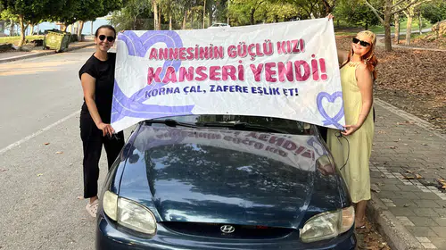 Kanserle mücadelede ikinci zafer: Anne ve kızı konvoyla kutladı