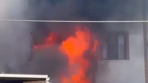 İnegöl’de depo yangını apartmana sıçradı