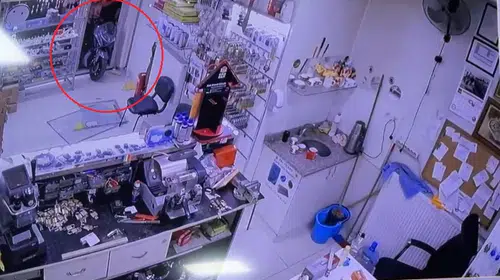 Eskişehir'de motosikletin dükkana girdiği kazada bıçaklar çekildi
