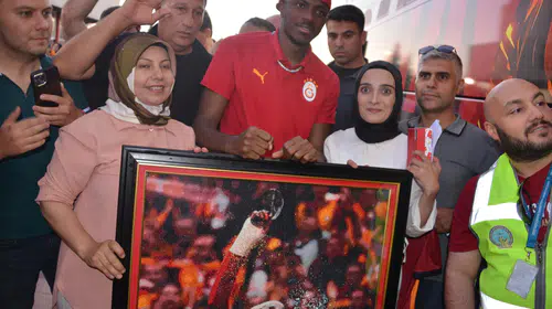 Osimhen Erzurum'da taraftarın 135 bin boncuklu hediyesiyle karşılaştı