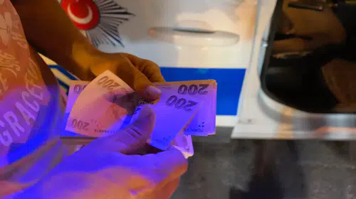 İnegöl’de bulduğu 30 bin TL’lik çantayı polise teslim etti