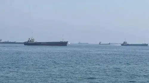 Kızıldeniz'de ticari gemiye isabet: Mürettebat güvende, yangın kontrol altında