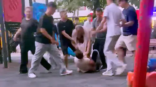 Avcılar'daki parkta yetişkinlerin kavgası çocuklara korku dolu anlar yaşattı