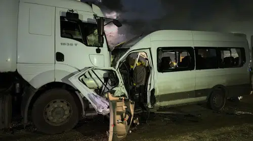 Hatay’da servis minibüsü ile tır çarpıştı: 1 ölü, 15 yaralı