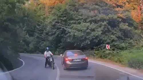 Bolu’da virajı alamayan motosiklet otomobille çarpıştı