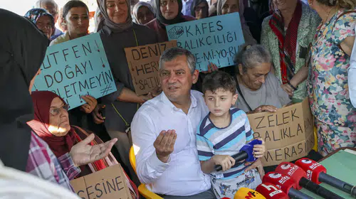 Rize'de kafes balıkçılığı gerilimi: Özgür Özel balıkçılarla buluştu