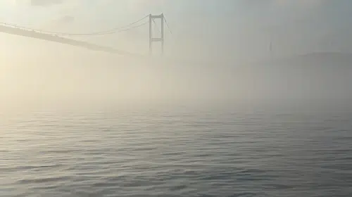 İstanbul Boğazı'nda yoğun sis deniz ulaşımını durdurdu