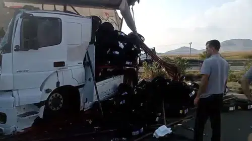 Dokuztekne mevkisinde iki TIR çarpıştı, sürücüler yaralandı