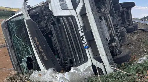 Parpudar rampasında kontrolden çıkan buğday kamyonu devrildi: Sürücü yaralı